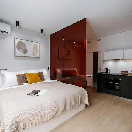 Days - - Serene Balcony - Garage Parking - Large Tv With Netflix Apartment