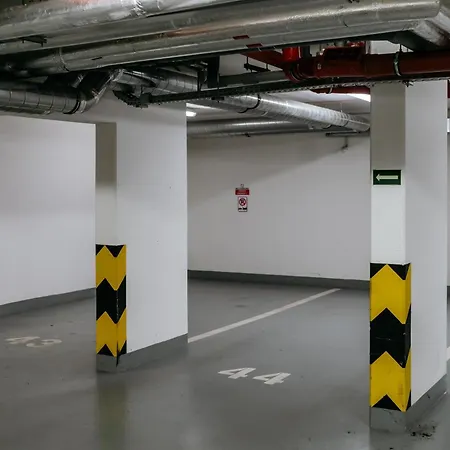 Days - - Serene Balcony - Garage Parking - Large Tv With Netflix Apartment Prague