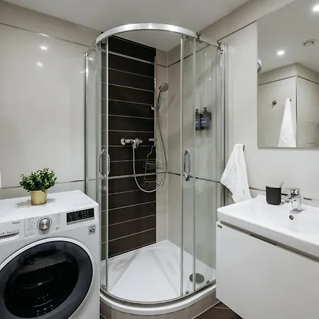 Apartment Days - - Serene Balcony - Garage Parking - Large Tv With Netflix