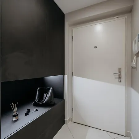 Days - - Serene Balcony - Garage Parking - Large Tv With Netflix Apartmán Praha