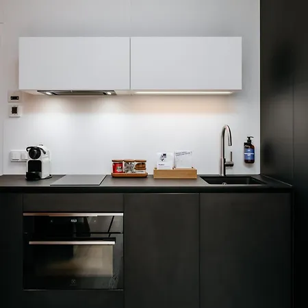 Days - - Serene Balcony - Garage Parking - Large Tv With Netflix Apartmán